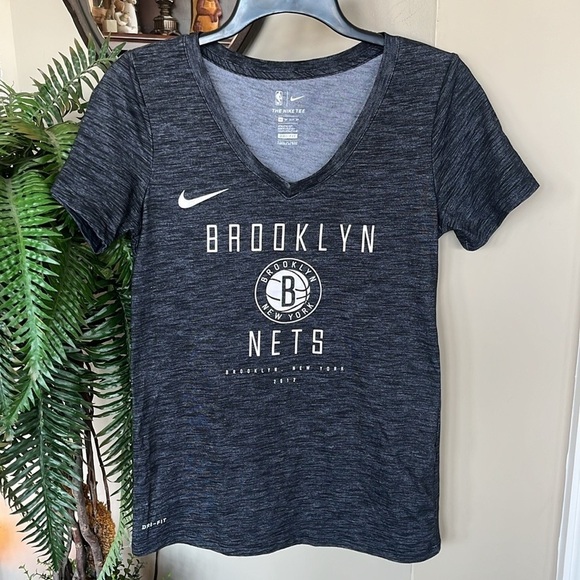 NWOT Nike Dri-Fit V-Neck Gray Athletic Cut NBA Brooklyn Nets Short Sleeve Shirt - Picture 1 of 13
